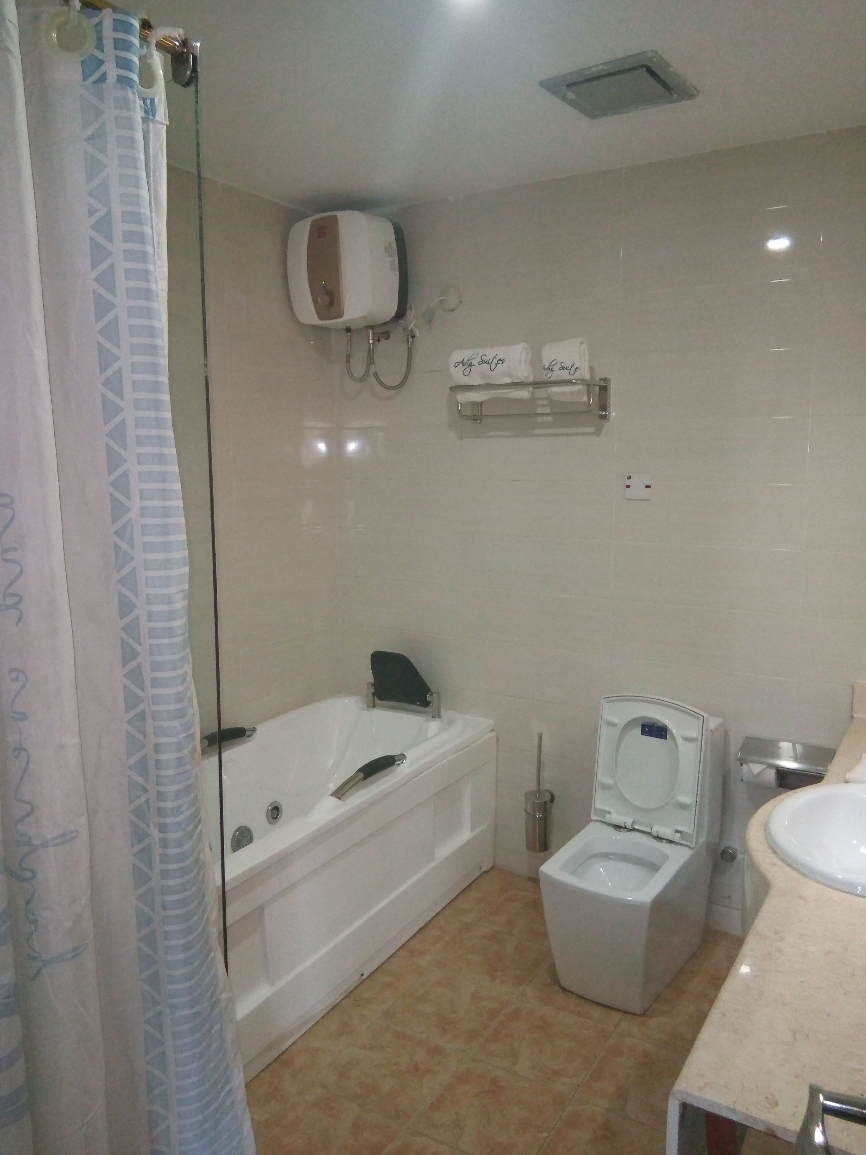 Un baño con bañera, inodoro y lavamanos.
