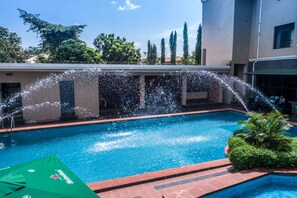 Hồ bơi ngoài trời 
