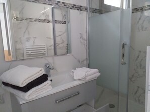 Casa de campo | Baño | Regadera, amenidades de baño gratuitas, secadora de cabello, pantuflas