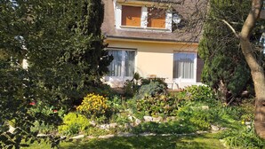 A two-story house with a garden in front. - Chambre du Jardin Fleuri (Saint-Aubin-Les-Elbeuf)