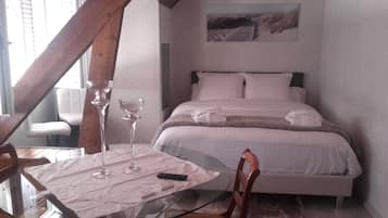 Tweepersoonskamer, uitzicht op tuin | Luxe beddengoed, individueel gedecoreerd, geluiddichte muren