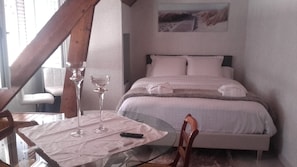 Double Room, Garden View | Premium bedding, individually decorated, soundproofing, free WiFi - Chambre du Jardin Fleuri (Saint-Aubin-Les-Elbeuf)