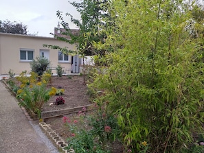 Garden view - Chambre du Jardin Fleuri (Saint-Aubin-Les-Elbeuf)