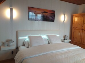 Tweepersoonskamer, 1 kingsize bed | Luxe beddengoed, individueel gedecoreerd, geluiddichte muren