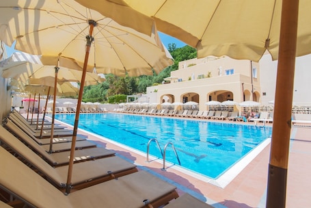2 piscine all'aperto, ombrelloni da piscina, lettini. Il Villaggio di Giuele
