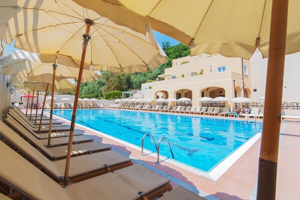 2 outdoor pools, pool umbrellas, pool loungers - Il Villaggio di Giuele (Finale Ligure)
