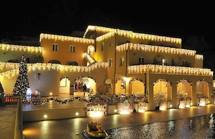 Un edificio a più piani, decorato con luci a stringa e un albero di Natale.
