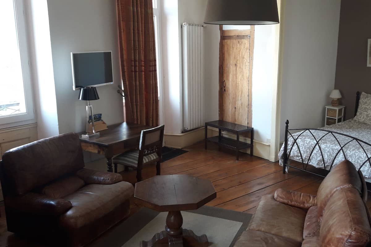 Suite (Jeanne) | Meja, kalis bunyi, seterika/papan seterika, Wi-fi percuma