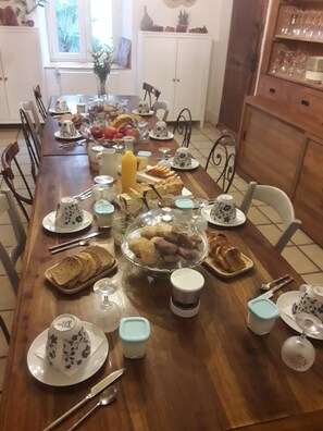 Escritorio, sistema de insonorización y tabla de planchar con plancha