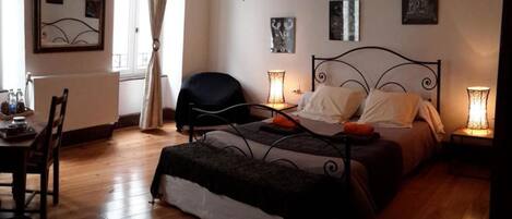 Habitación doble (Esclarmonde) | Escritorio, insonorización, tabla de planchar con plancha y wifi gratis