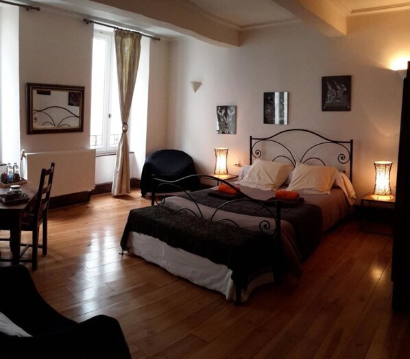 Escritorio, sistema de insonorización y tabla de planchar con plancha