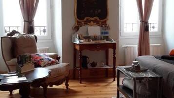 Room (Catherine ) | Desk, soundproofing, iron/ironing board, free WiFi