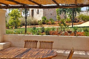 Appartement traditionnel, 2 chambres, cuisinette, vue sur le jardin | Terrasse/patio