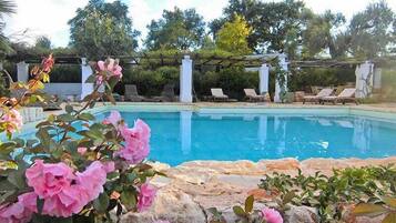 Piscina externa sazonal, funciona das 9h às 19h, espreguiçadeiras