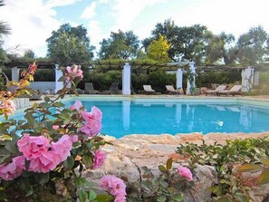 Piscine extérieure (ouverte en saison), chaises longues
