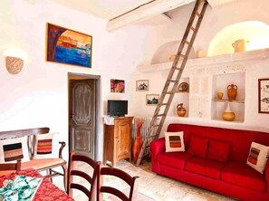 شقة تقليدية - غرفتا نوم - بمطبخ مصغر - منظر للحديقة | منطقة المعيشة | تلفزيون