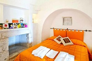 شقة تقليدية - غرفتا نوم - بمطبخ مصغر - منظر للحديقة | بديكورات فريدة لكل غرفة وطراز فريد لكل وحدة ومكتب وملاءات أسرّة