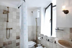 Studio, Kitchenette, Garden View | Bathroom | Shower, free toiletries, hair dryer, bidet - Riposo Del Vento (Cisternino)