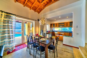 ヴィラ 4 ベッドルーム 禁煙 | 客室内のダイニングエリア