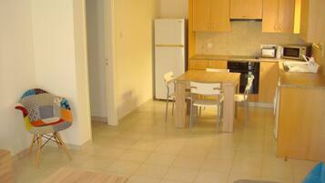 Full-size fridge, microwave, oven, stovetop