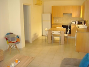 Full-size fridge, microwave, oven, stovetop - Aegina Apartment (Paralimni)