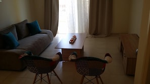 Flat-screen TV - Aegina Apartment (Paralimni)