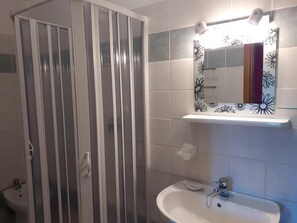 Secador de pelo, bidet, toallas