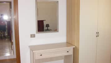 Apartment, 2 Schlafzimmer | Schreibtisch, kostenloses WLAN