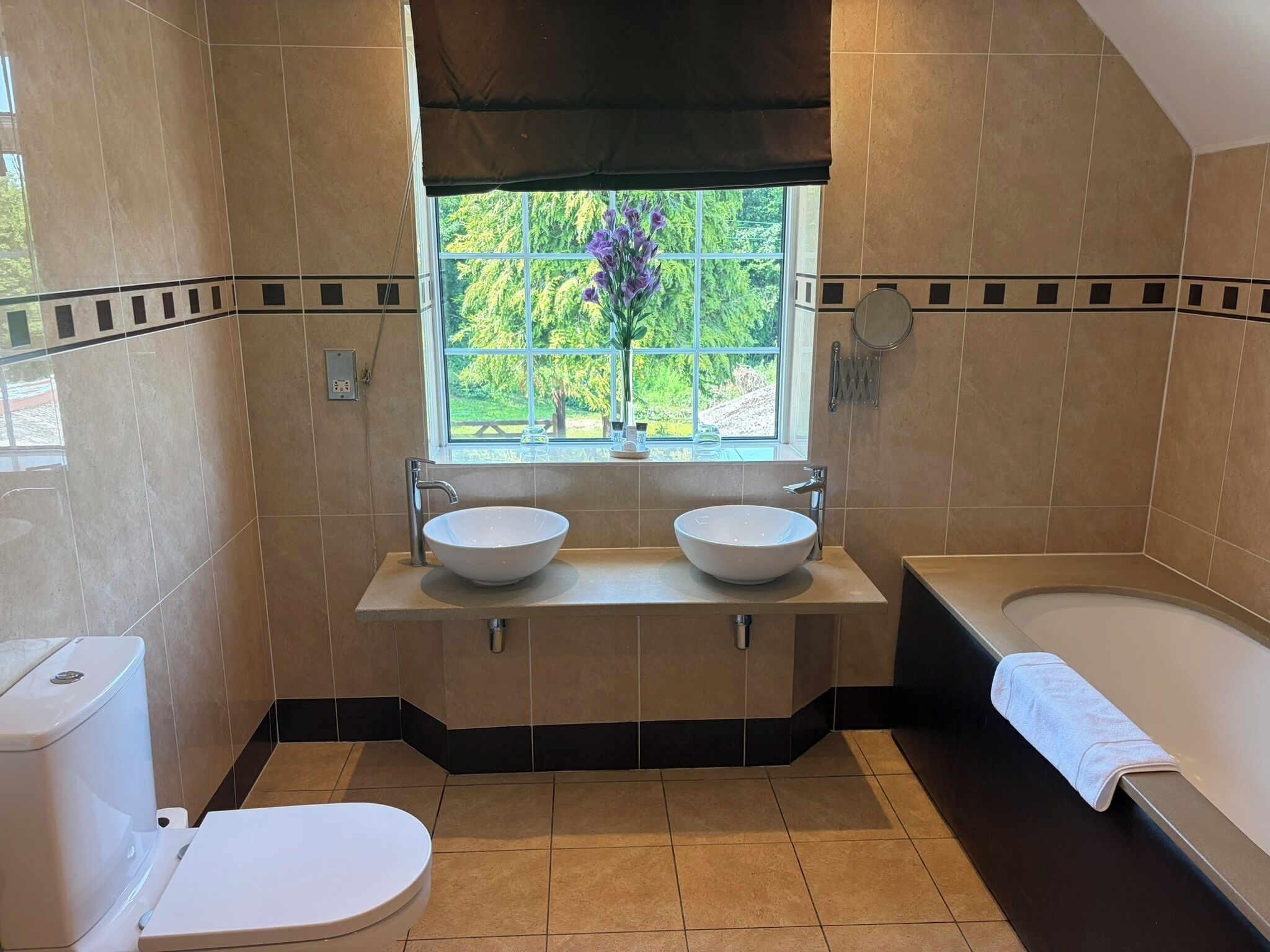 Habitación doble de uso individual | Baño | Tina con regadera, amenidades de baño gratuitas, secadora de cabello 