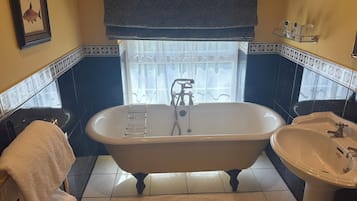 Superior Double or Twin Room (Room 1) | Bathroom | Combined shower/tub, free toiletries, hair dryer, towels