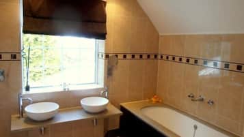 Habitación doble de uso individual | Baño | Tina con regadera, amenidades de baño gratuitas, secadora de cabello