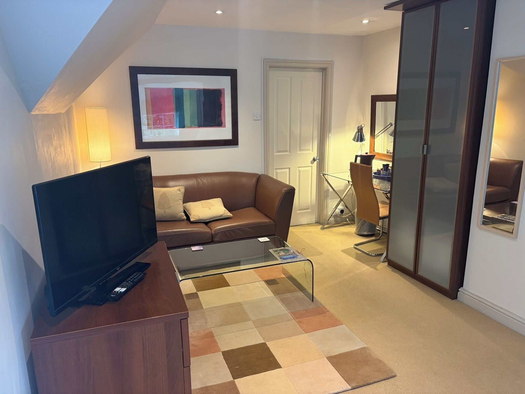 Habitación doble de uso individual | Área de sala de estar | Televisión 