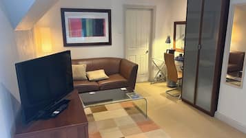 Habitación doble de uso individual | Área de sala de estar | Televisión