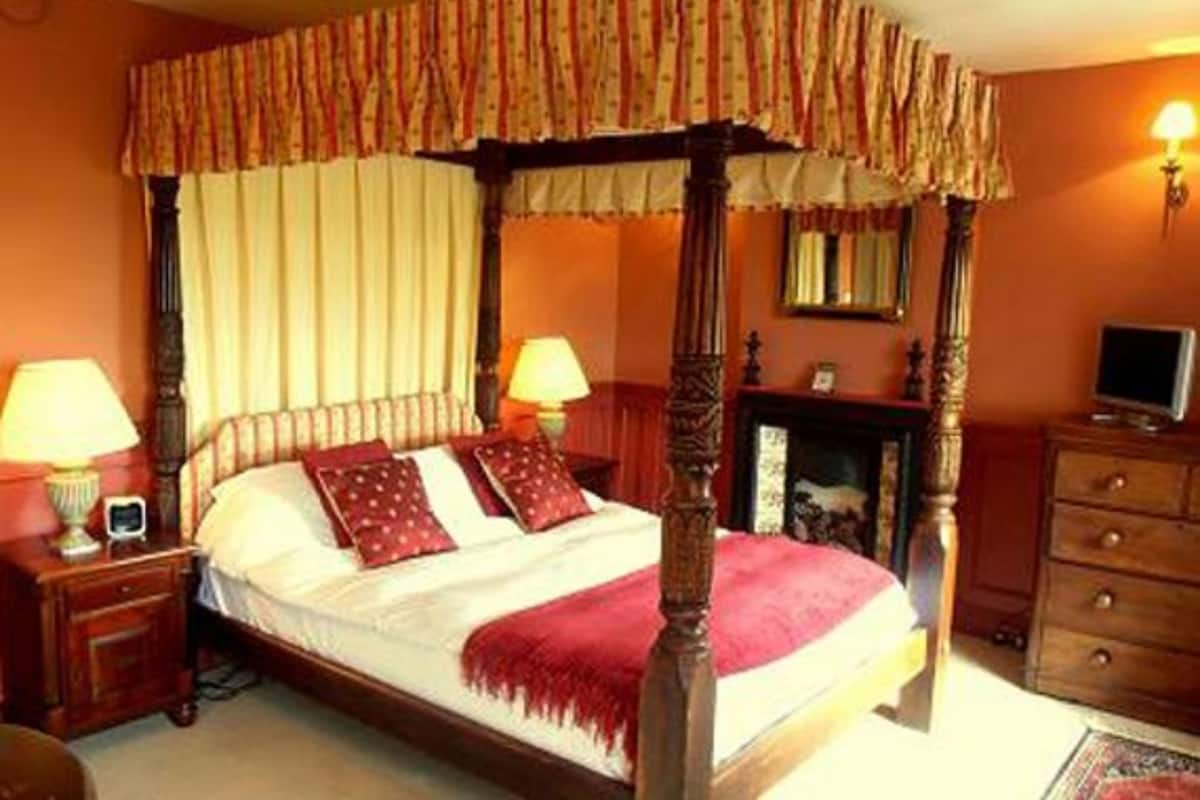 Traditional Four-Poster Suite (Room 4) | Iron/ironing board, free WiFi, bed sheets