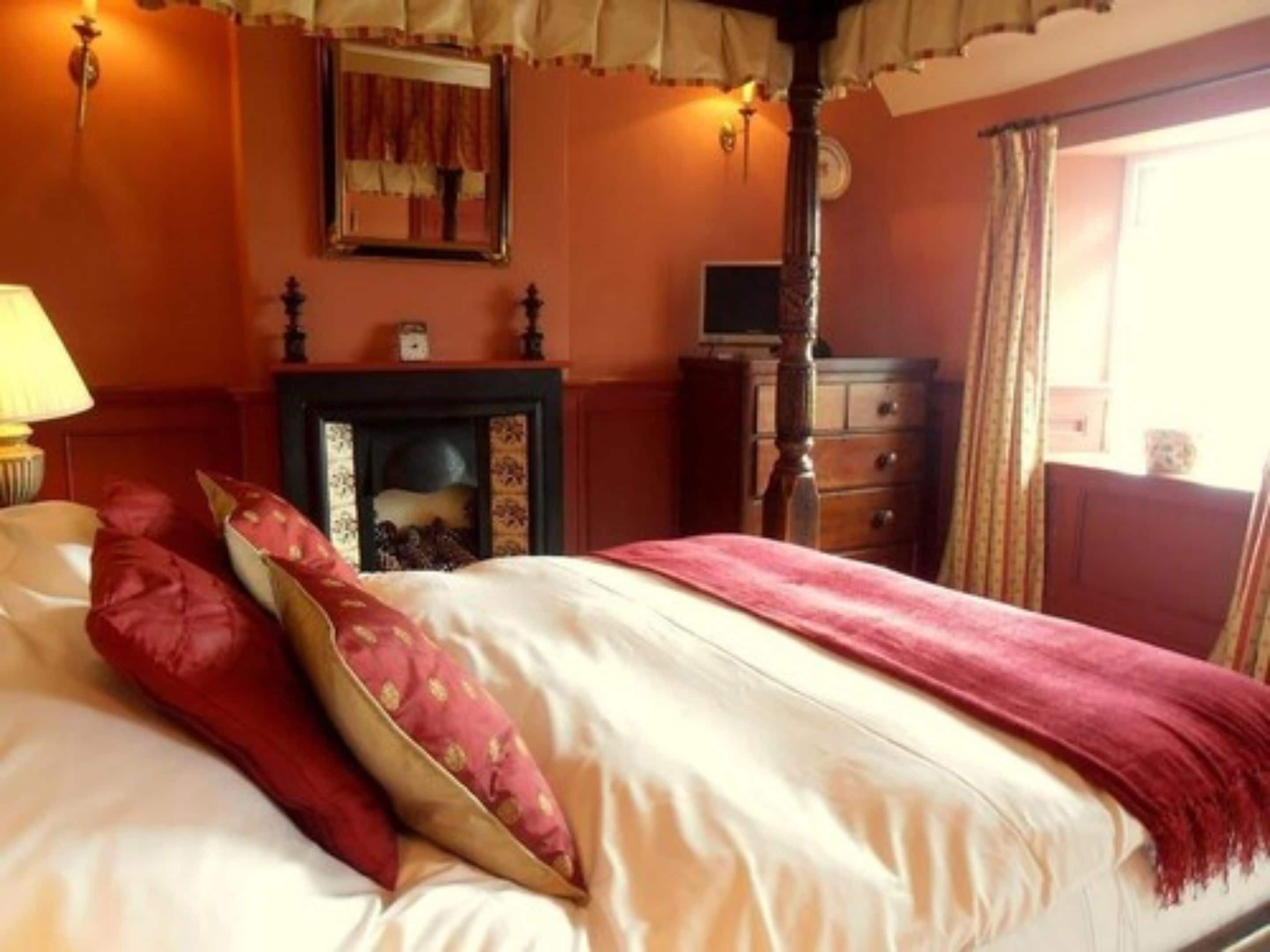 traditional four-poster suite (room 4) | iron/ironing board, free wifi, bed sheets