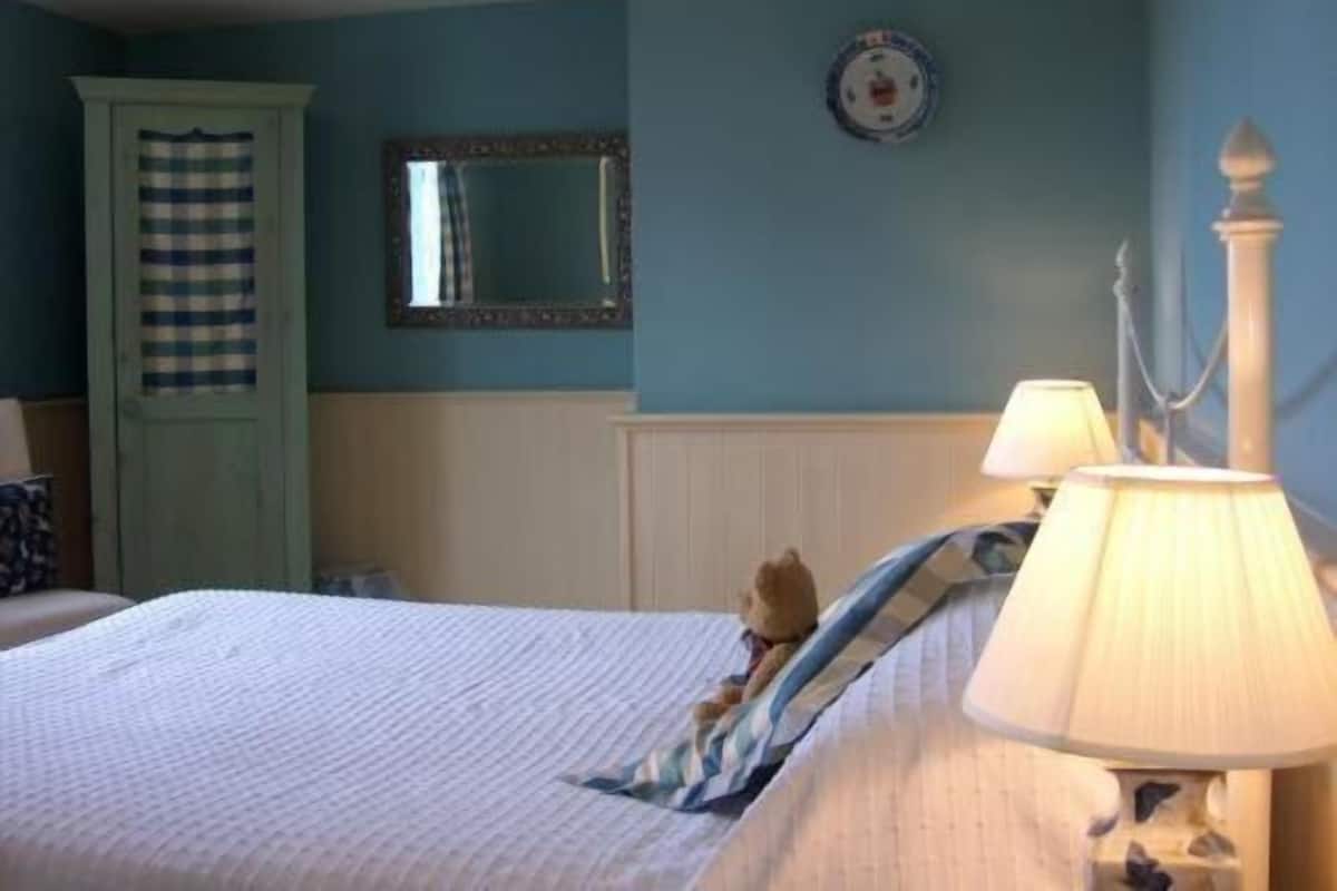 Classic Double Room with Balcony (Room 5) | Iron/ironing board, free WiFi, bed sheets