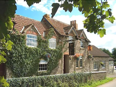 Exterior. Hunters Rest Inn