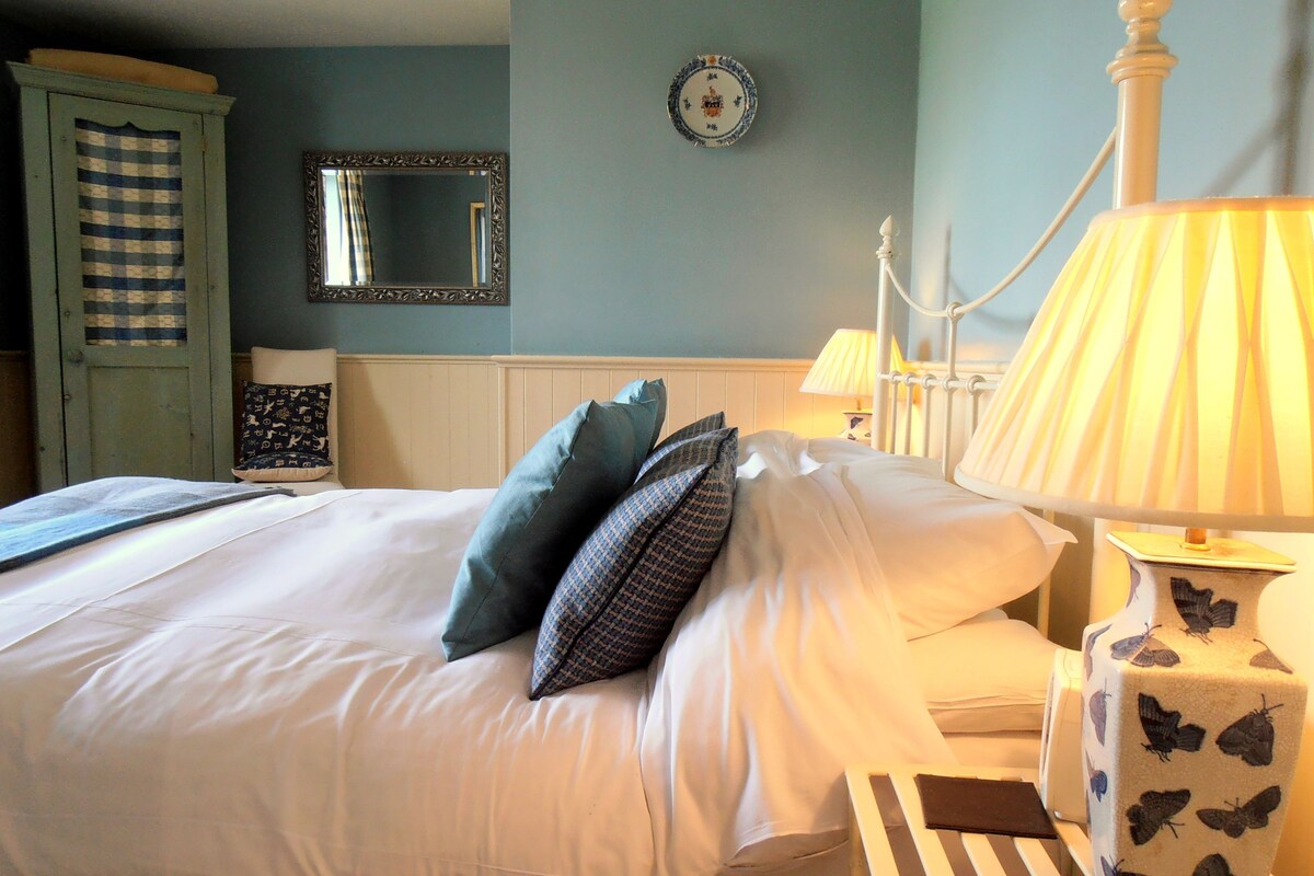 Iron/ironing board, WiFi (free), bed sheets