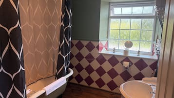Habitación doble de uso individual | Baño | Tina con regadera, amenidades de baño gratuitas, secadora de cabello