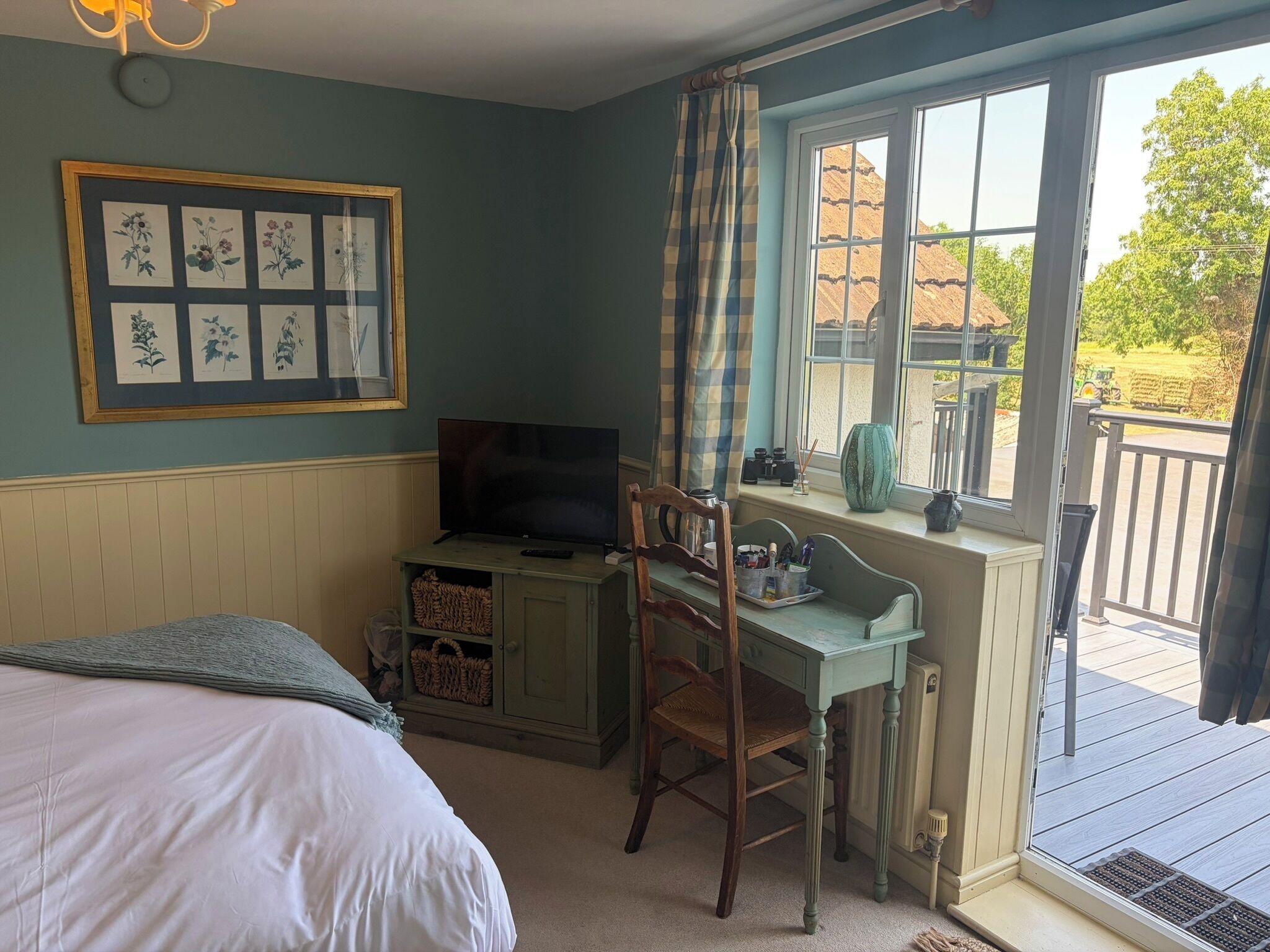 Classic Double Room with Balcony (Room 5) | Tabla de planchar con plancha, wifi gratis, ropa de cama