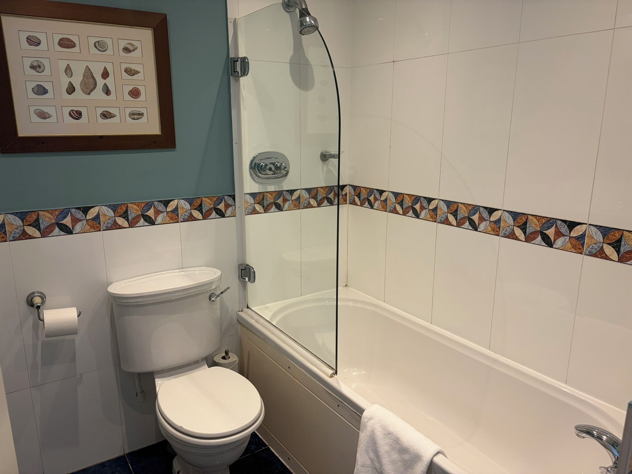 Un baño con inodoro, bañera y ducha.