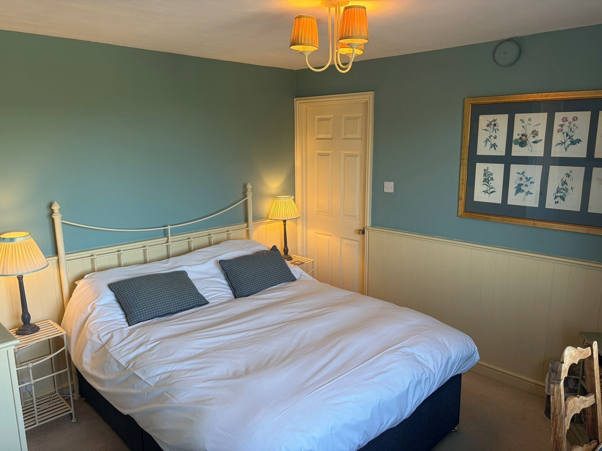 Classic Double Room with Balcony (Room 5) | Strykjärn/strykbräda, gratis wi-fi och sängkläder