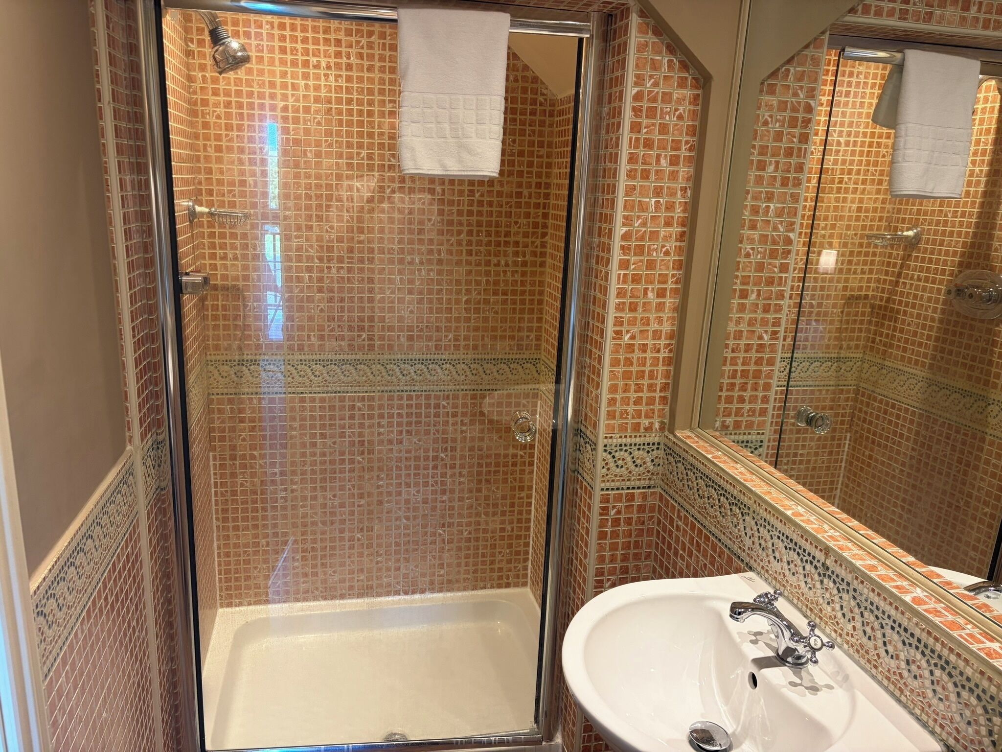 Classic Double Room with Balcony (Room 2) | Salle de bain | Ensemble baignoire-douche, articles de toilette (gratuits)