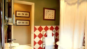 Traditional Four-Poster Suite (Room 4) | Bathroom | Combined shower/bathtub, free toiletries, hair dryer, towels