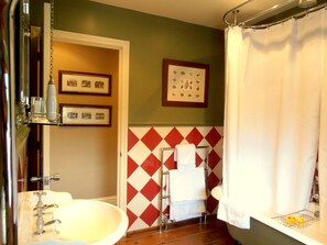 Quarto casal de uso individual | Banheiro | Chuveiro/banheira combinados, produtos de toalete grátis