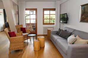 Junior Suite | Living area | 32-inch flat-screen TV with satellite channels - Der Hirschen (Sankt Maergen)