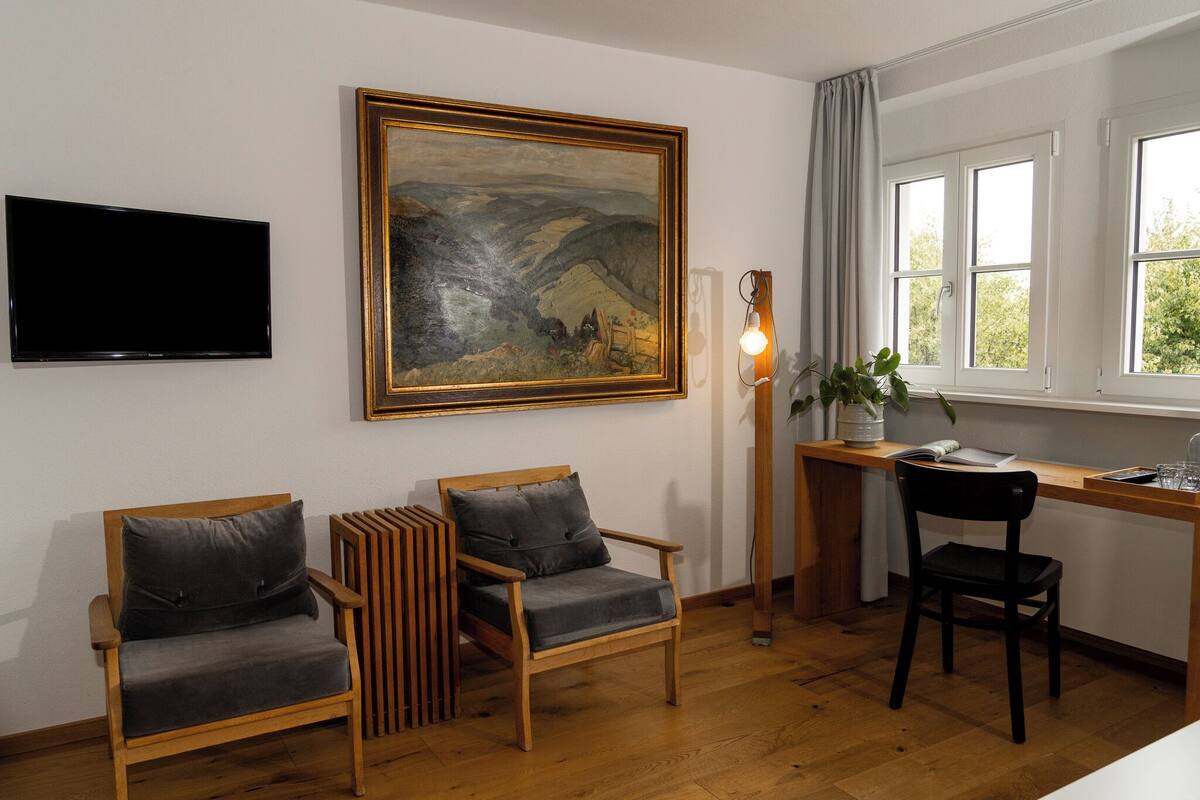 Doppelzimmer Premium | Wohnbereich | 32-Zoll-Flachbildfernseher mit Satellitenempfang