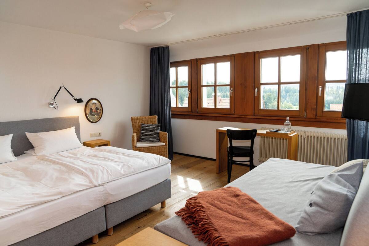 Komfort Doppelzimmer | Wohnbereich | 32-Zoll-Flachbildfernseher mit Satellitenempfang