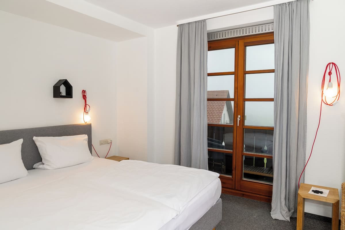 Standard Doppelzimmer mit Balkon | 起居区 | 32-英寸纯平电视(配备卫星频道)