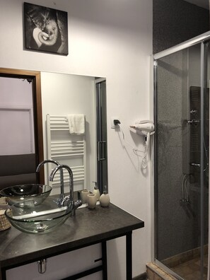 Superior Suite, 1 King Bed with Sofa bed | Bathroom